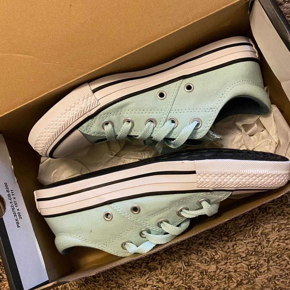 BRAND NEW CONVERSE